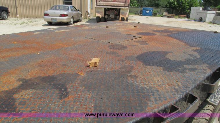 image for item J8577 2003 Ford F350 Super Duty XLT SuperCab flatbed truck