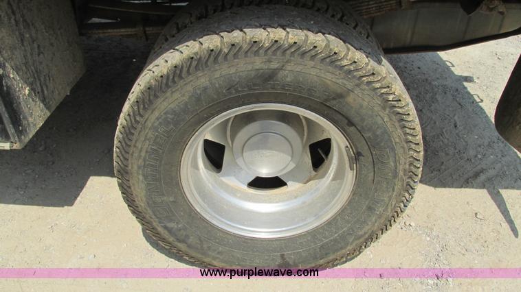 image for item J8577 2003 Ford F350 Super Duty XLT SuperCab flatbed truck