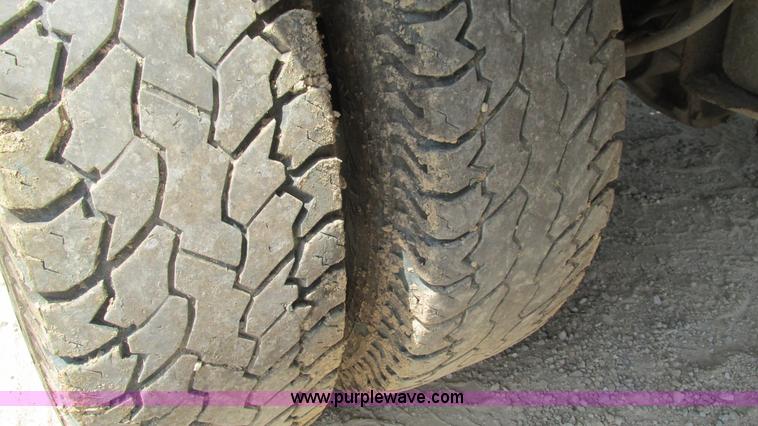 image for item J8577 2003 Ford F350 Super Duty XLT SuperCab flatbed truck