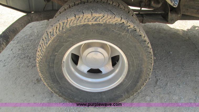 image for item J8577 2003 Ford F350 Super Duty XLT SuperCab flatbed truck