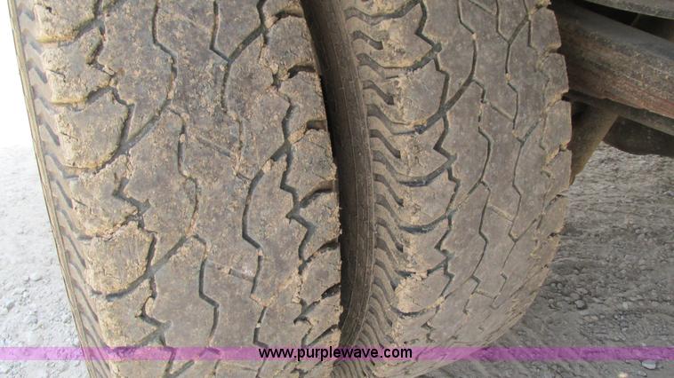 image for item J8577 2003 Ford F350 Super Duty XLT SuperCab flatbed truck