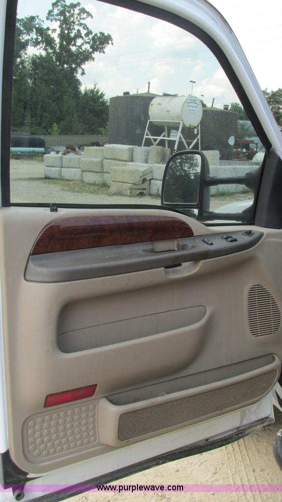 image for item J8577 2003 Ford F350 Super Duty XLT SuperCab flatbed truck