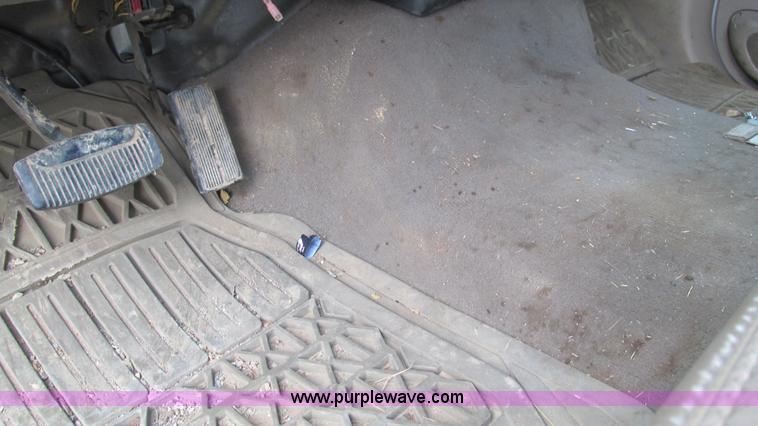 image for item J8577 2003 Ford F350 Super Duty XLT SuperCab flatbed truck