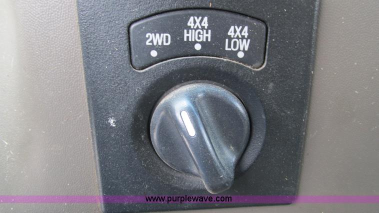 image for item J8577 2003 Ford F350 Super Duty XLT SuperCab flatbed truck