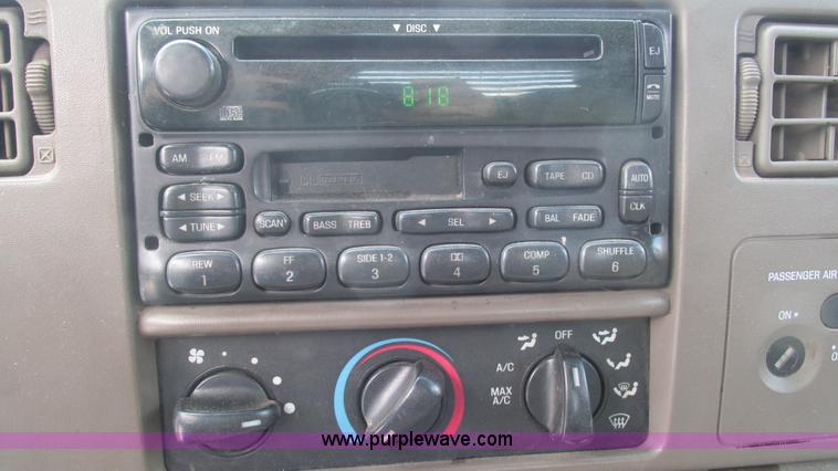 image for item J8577 2003 Ford F350 Super Duty XLT SuperCab flatbed truck