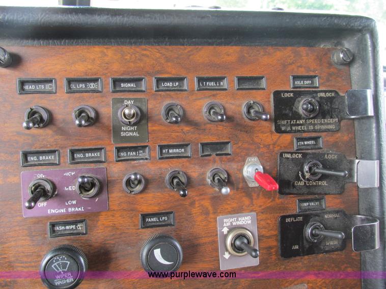 image for item BS9018 1998 Peterbilt 379 semi truck