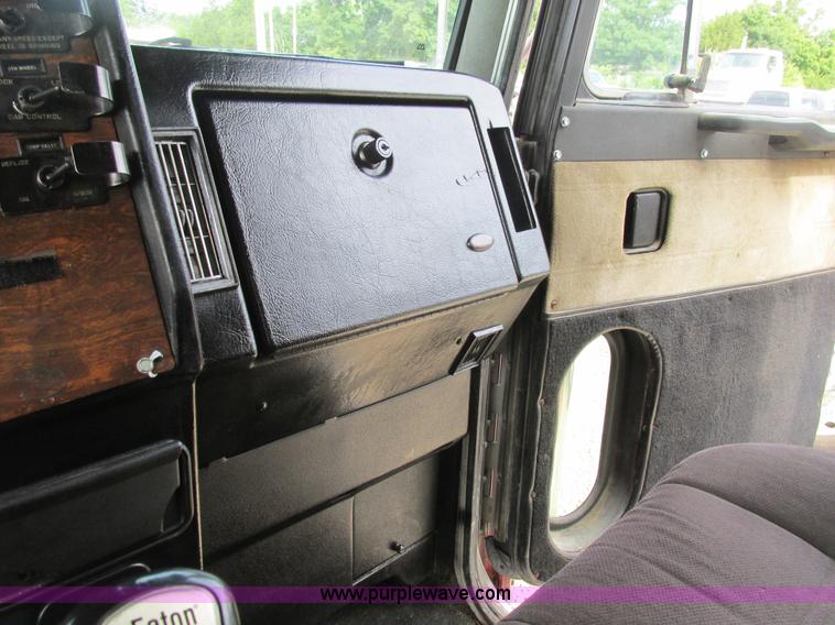 image for item BS9018 1998 Peterbilt 379 semi truck