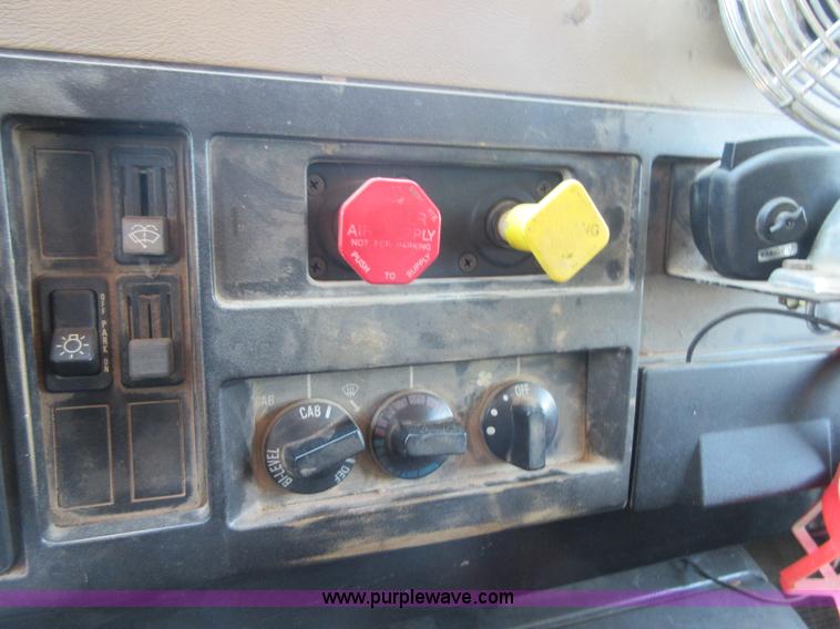 image for item I2015 1991 International 7100 dump truck