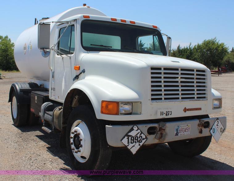 image for item J4438 1991 International 4600 fuel truck