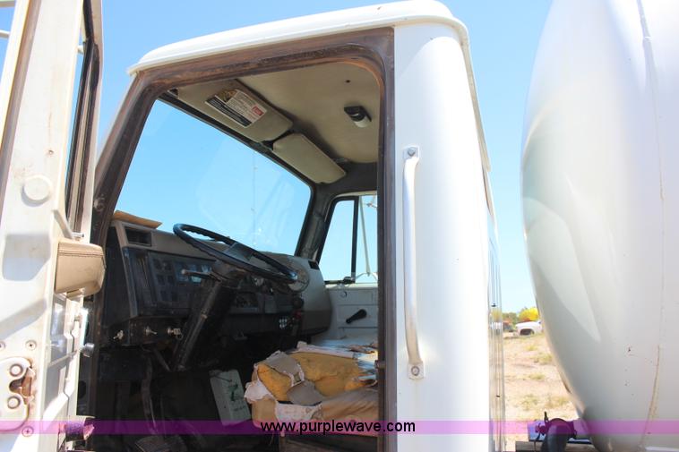 image for item J4438 1991 International 4600 fuel truck