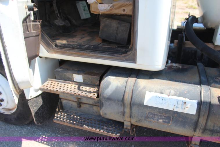 image for item J4438 1991 International 4600 fuel truck