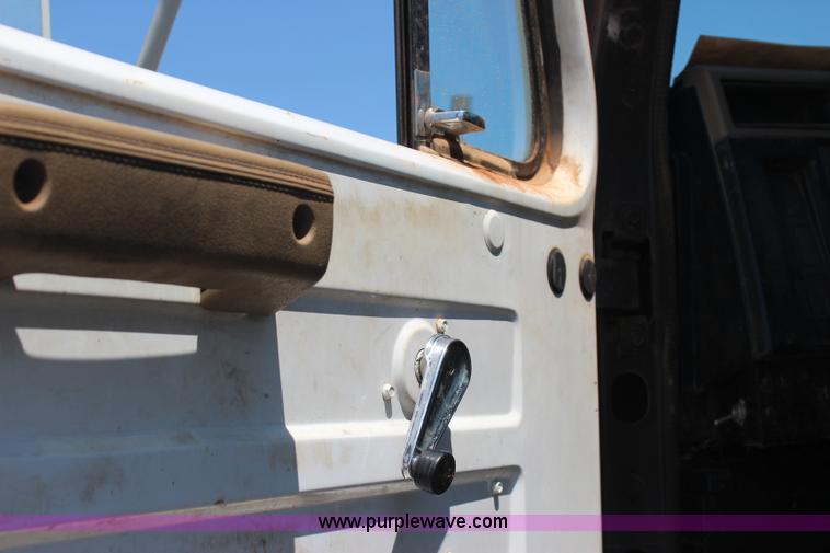 image for item J4438 1991 International 4600 fuel truck