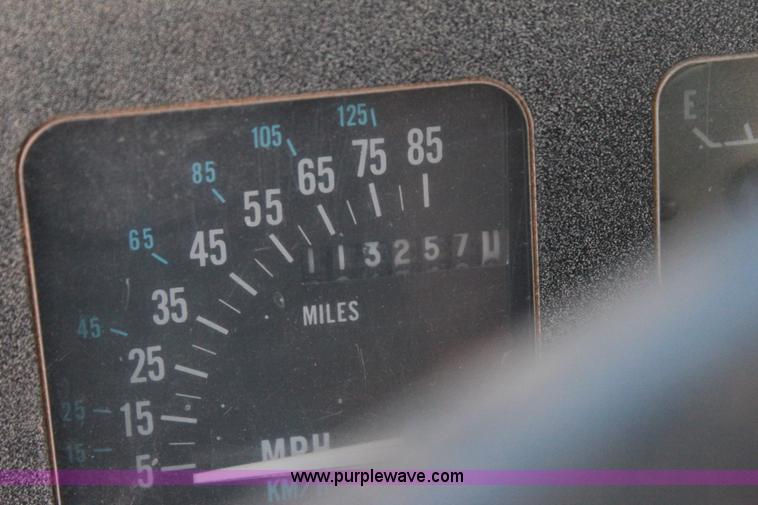 image for item J4438 1991 International 4600 fuel truck