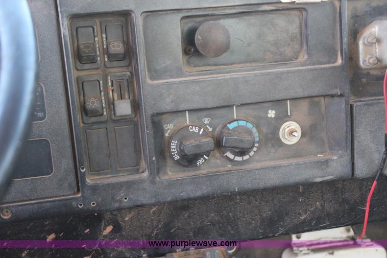 image for item J4438 1991 International 4600 fuel truck
