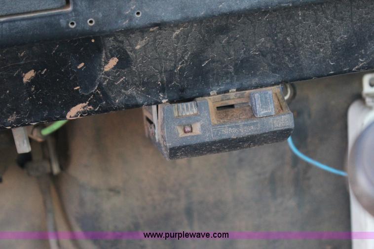 image for item J4438 1991 International 4600 fuel truck