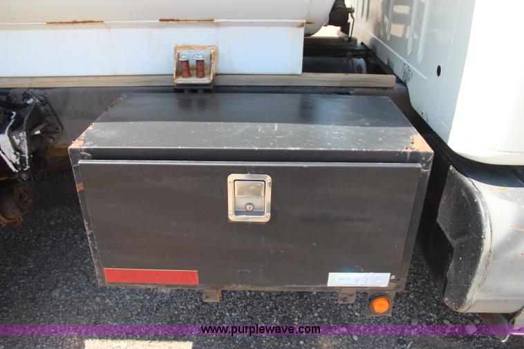 image for item J4438 1991 International 4600 fuel truck