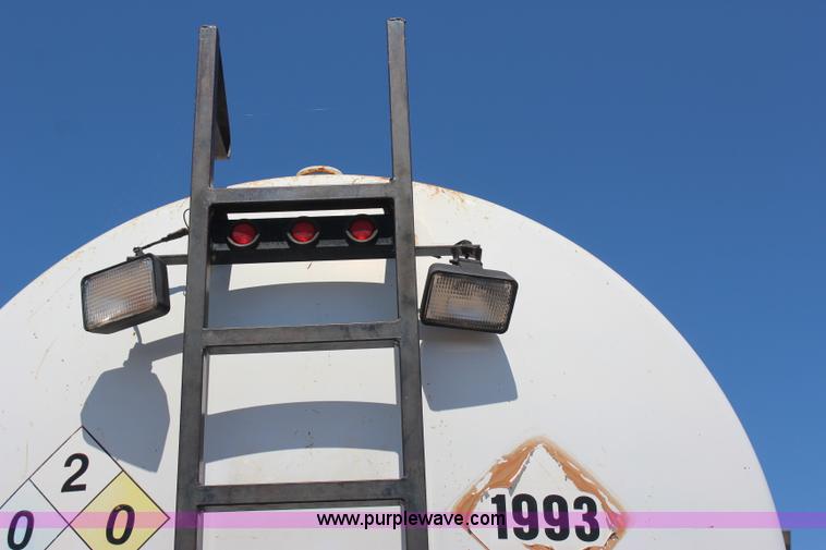 image for item J4438 1991 International 4600 fuel truck