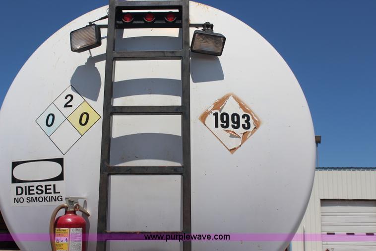 image for item J4438 1991 International 4600 fuel truck