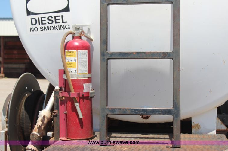 image for item J4438 1991 International 4600 fuel truck