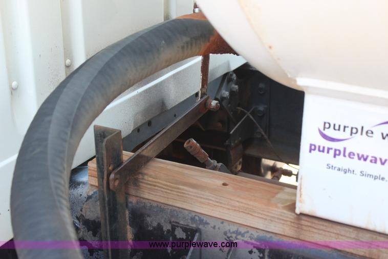 image for item J4438 1991 International 4600 fuel truck