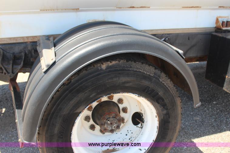 image for item J4438 1991 International 4600 fuel truck