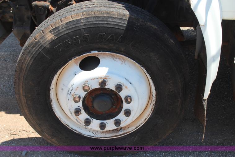 image for item J4438 1991 International 4600 fuel truck