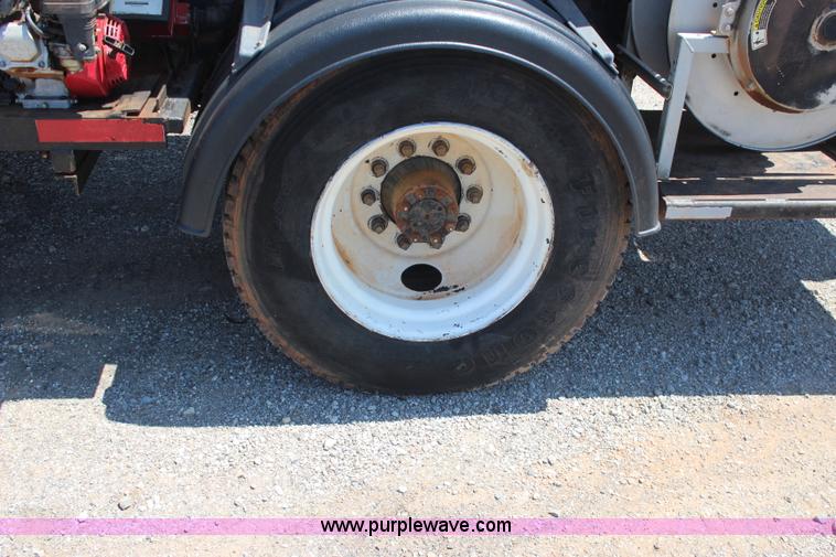 image for item J4438 1991 International 4600 fuel truck