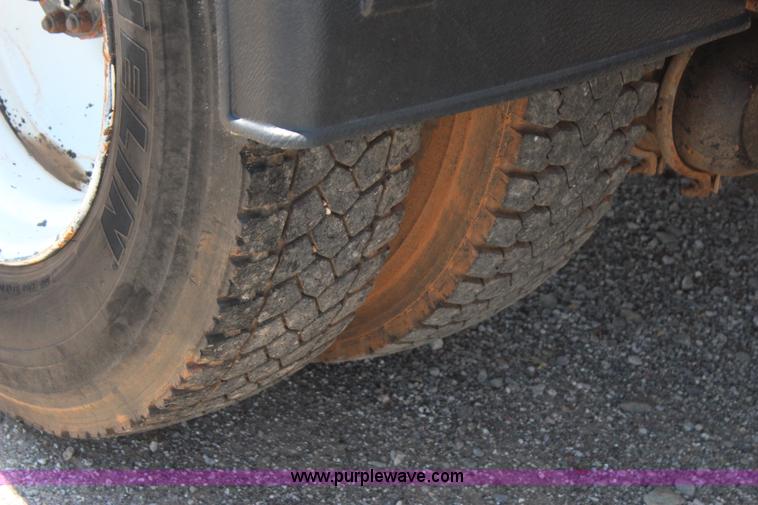 image for item J4438 1991 International 4600 fuel truck