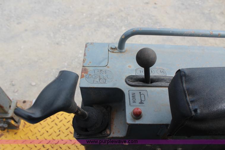 image for item J4455 2000 Komatsu D38E-1 dozer