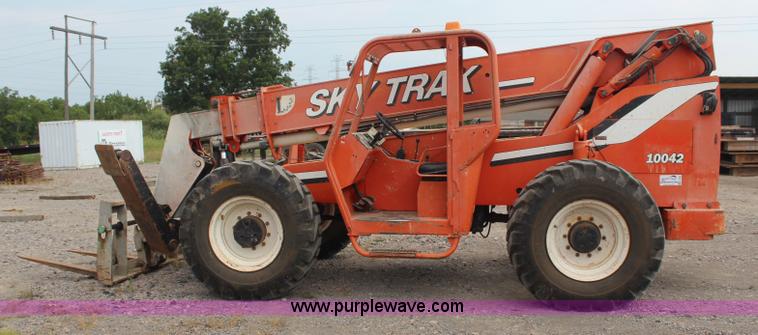 image for item J4458 2004 Sky Trak 10042 telehandler