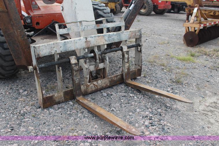 image for item J4458 2004 Sky Trak 10042 telehandler