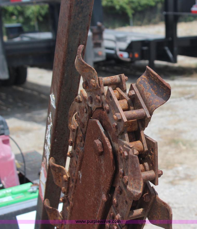 image for item J4461 2002 Ditch Witch 1820H trencher