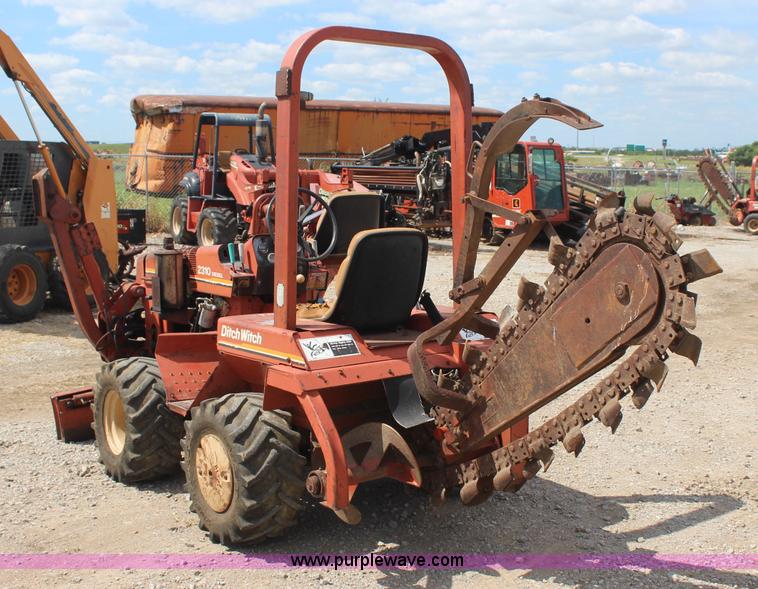 image for item J4466 1989 Ditch Witch 2310DD trencher