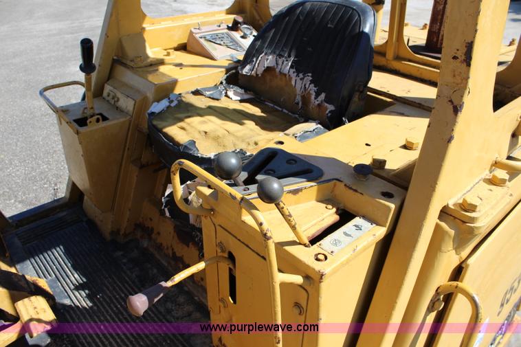 image for item J5764 1982 Caterpillar 953 track loader