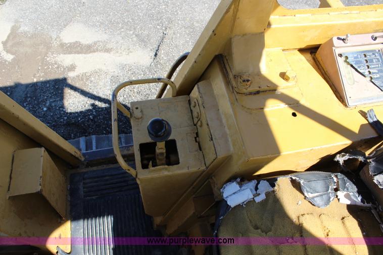 image for item J5764 1982 Caterpillar 953 track loader