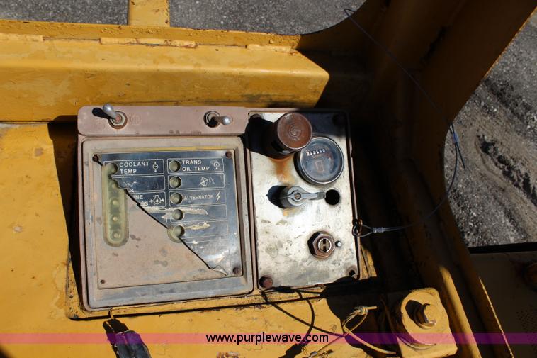 image for item J5764 1982 Caterpillar 953 track loader