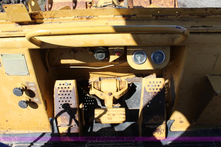 image for item J5764 1982 Caterpillar 953 track loader