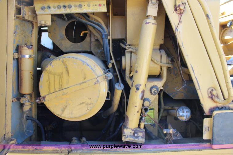 image for item J5764 1982 Caterpillar 953 track loader