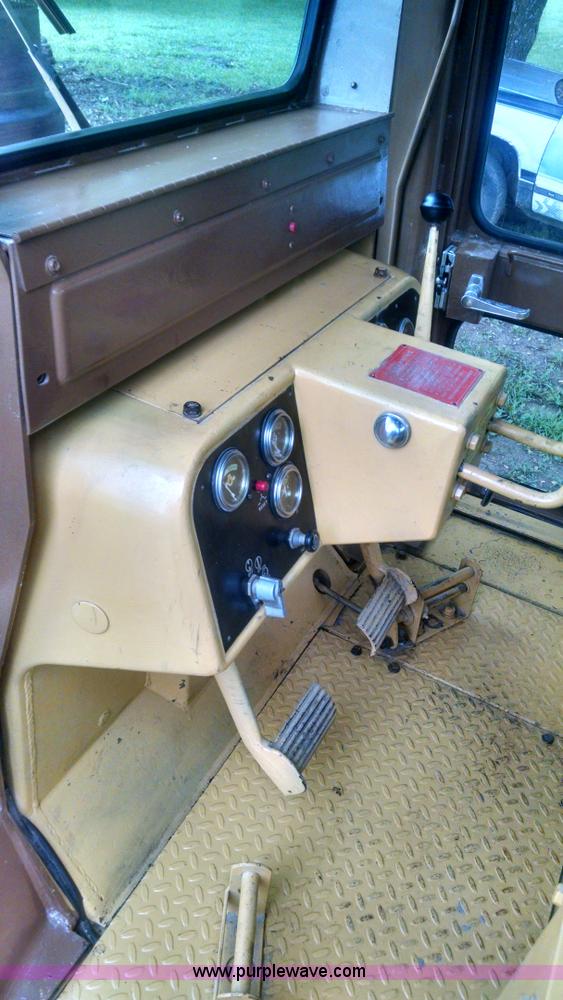 image for item J5812 1982 Caterpillar D5B dozer