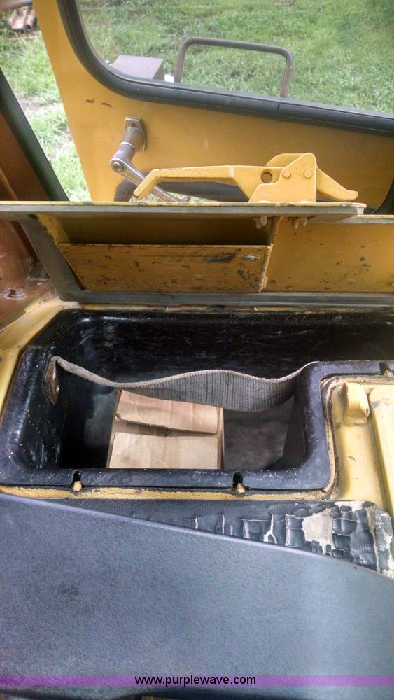 image for item J5812 1982 Caterpillar D5B dozer