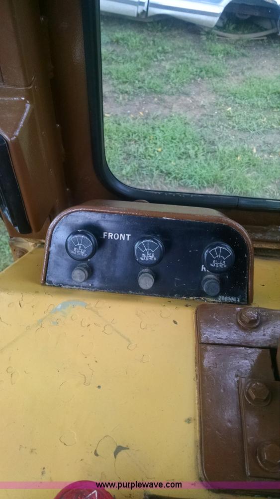 image for item J5812 1982 Caterpillar D5B dozer