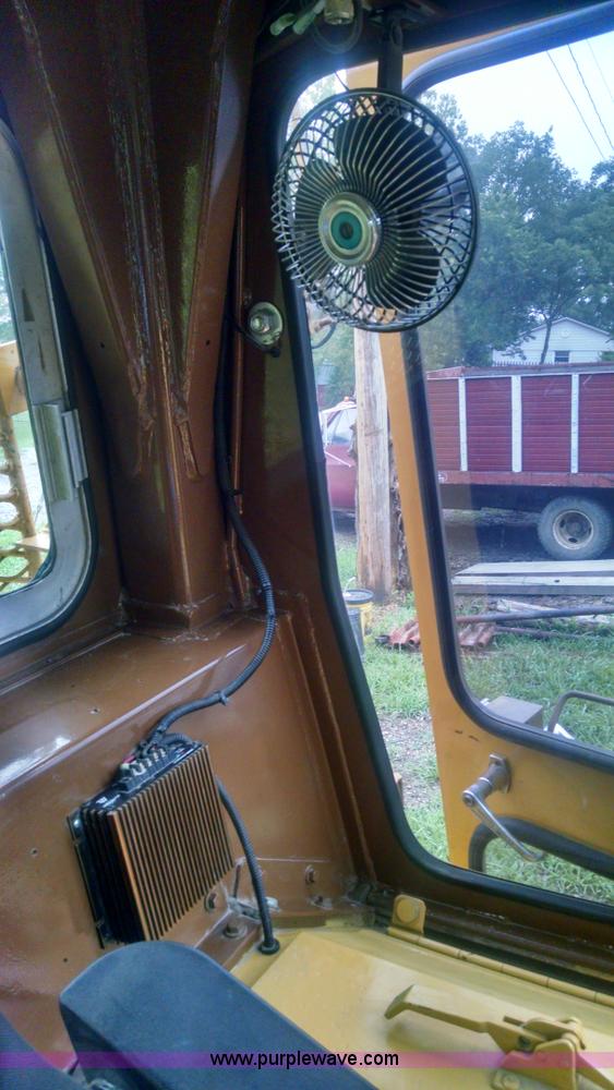 image for item J5812 1982 Caterpillar D5B dozer