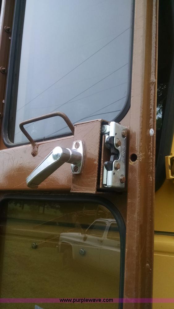 image for item J5812 1982 Caterpillar D5B dozer