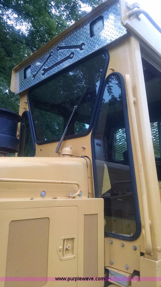 image for item J5812 1982 Caterpillar D5B dozer