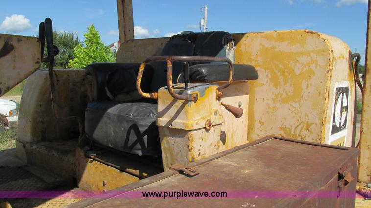 image for item J8576 1967 Caterpillar D8H dozer