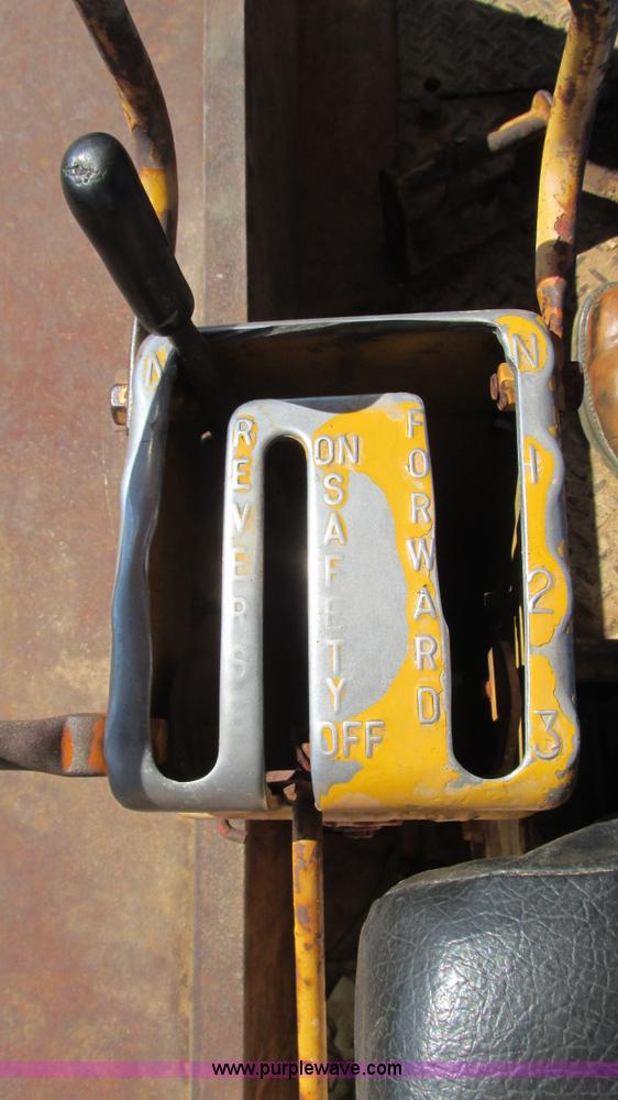 image for item J8576 1967 Caterpillar D8H dozer