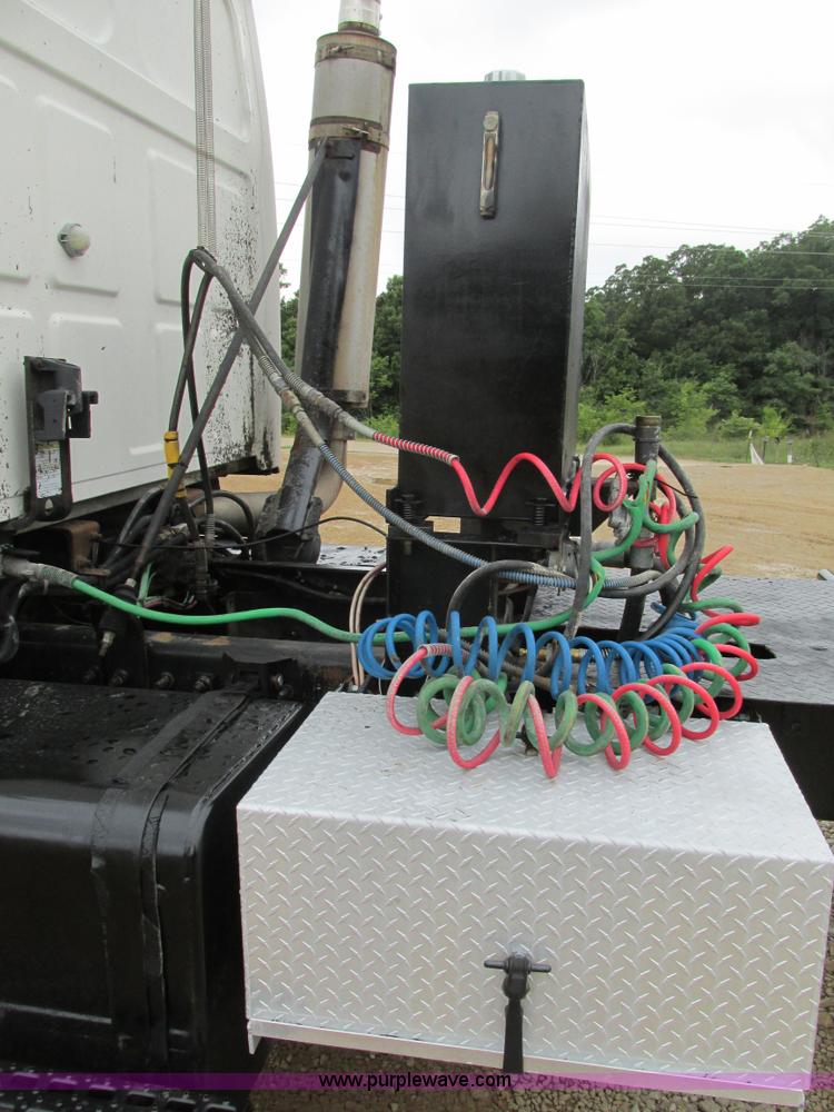 image for item K5096 1999 Sterling A9500 semi truck