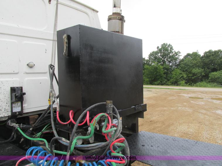 image for item K5096 1999 Sterling A9500 semi truck