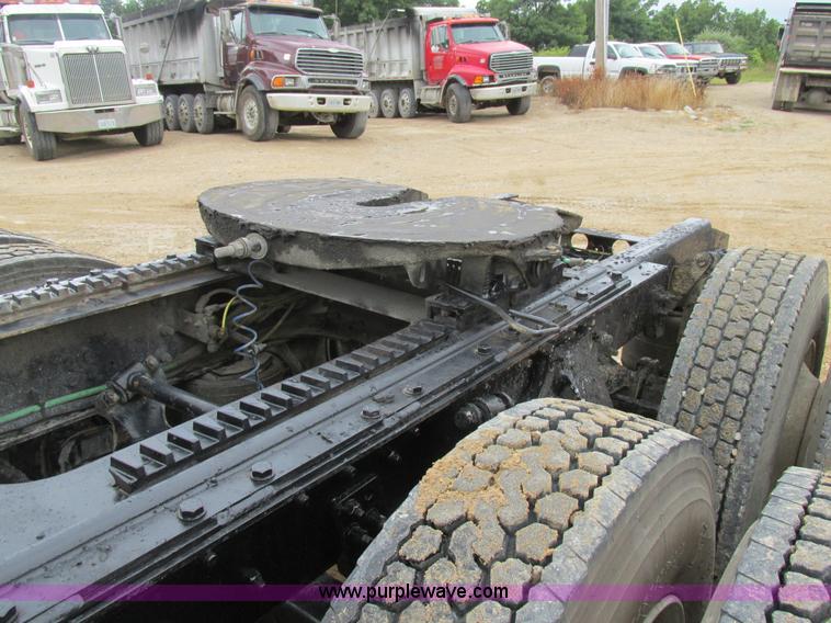 image for item K5096 1999 Sterling A9500 semi truck