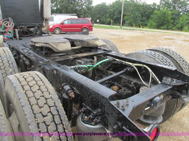 image for item K5096 1999 Sterling A9500 semi truck